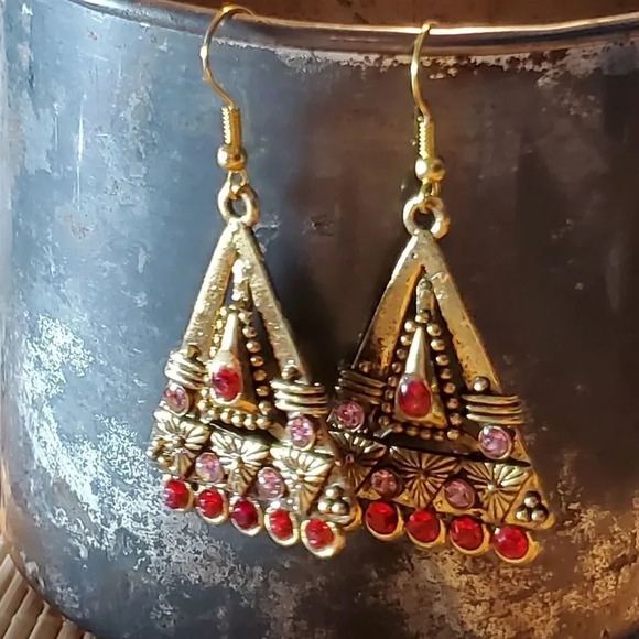 Egyptian Style Red Pink Austrian Crystal Art Deco Carved Gold Triangle Earrings - Picture 4 of 7